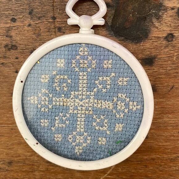 Set of 4 vintage cross stitch white snowflakes Christmas ornaments - Picture 2 of 6